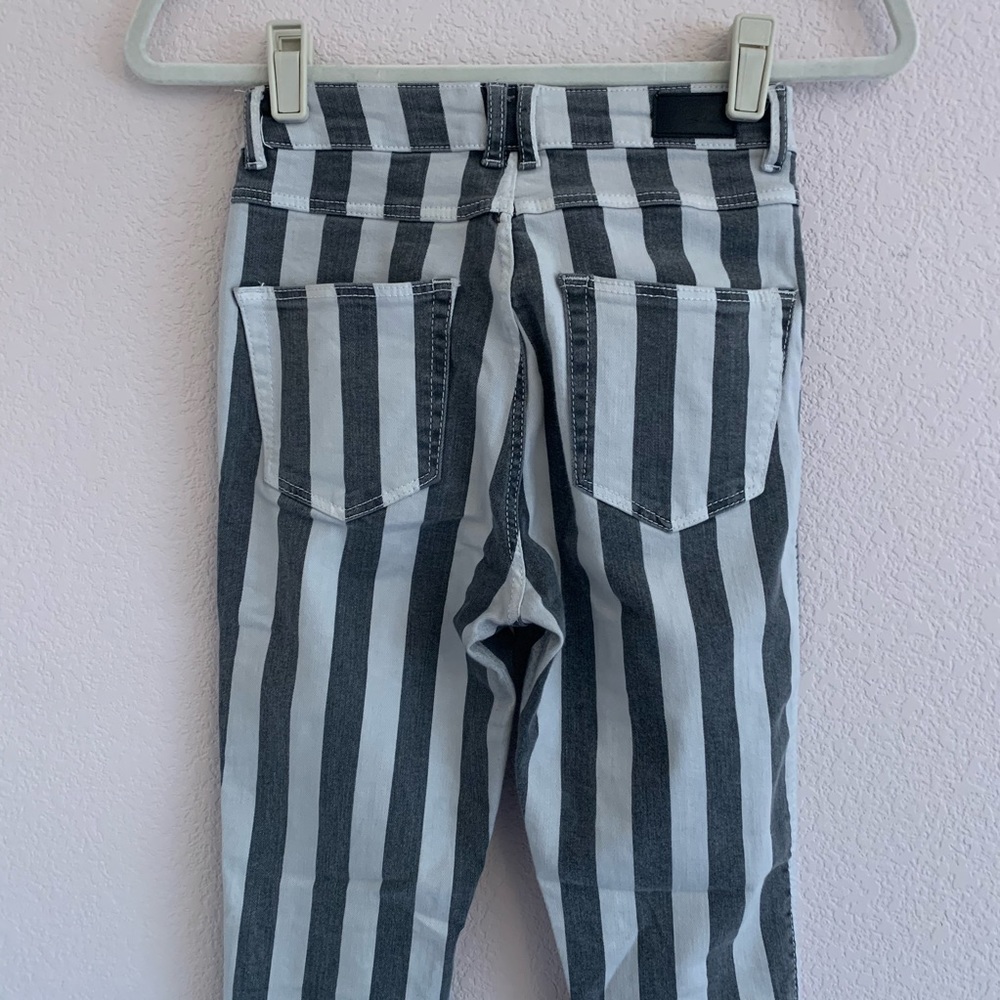 🎉HP 6/12🎉 Subdued Striped Jeans - Picture 4 of 6